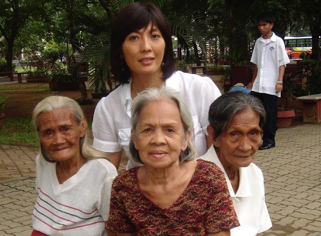 Lolas' House: Filipino Women Living with War by M. Evelina Galang
